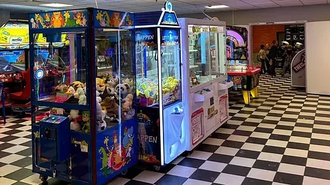 Klyomaskiner og fotballmaskin på rad og rekke.