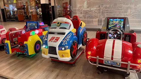 Fargerike bilkaruseller for barn.