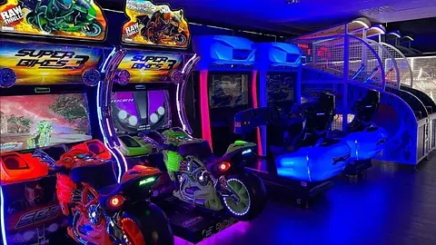 Lyst opp racingspill med motorsykler og biler.