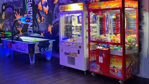 Klyomaskin og airhockeybord.