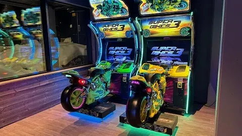 To motorsykkelarkader står side om side på tregulv.