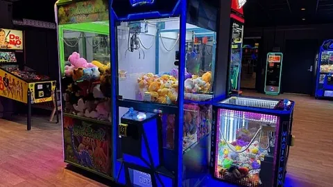 Klyomaskiner og fotballmaskin på rad og rekke.