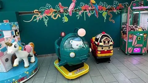 Små barnefornøyelser foran grønn bakgrunn.