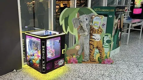 Fargerik liten spilleautomat.