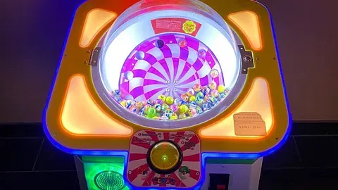 Fargerik spilleautomat.