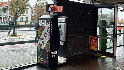 Fotomaskin ved inngangsparti