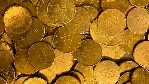 Nærbilde av en haug med gullmynter.