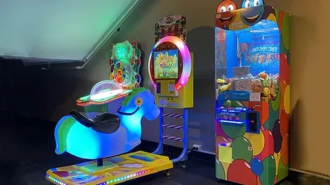 Fargerike småbarnsspill med ridende hest og stående spillautomat.