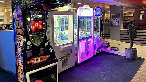 Klyomaskiner og fotballmaskin på rad og rekke.