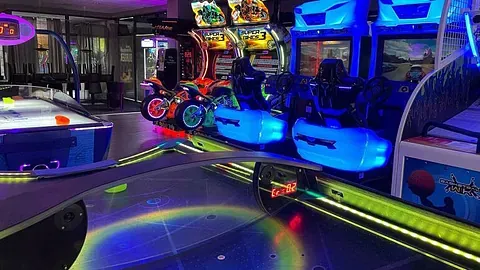 Lyst opp racingspill med motorsykler og biler.